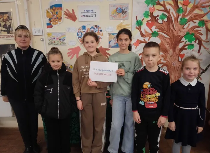 участники мероприятия Народов много , а Россия одна- говорящая стена