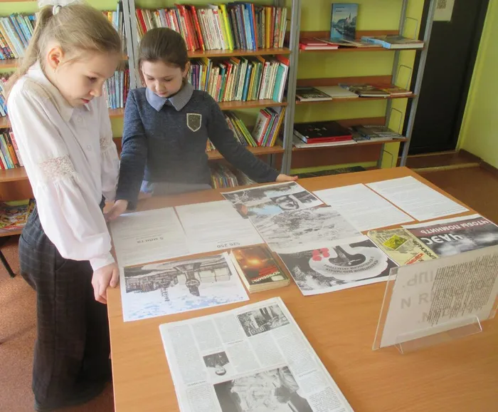 Девочки слушают рассказ