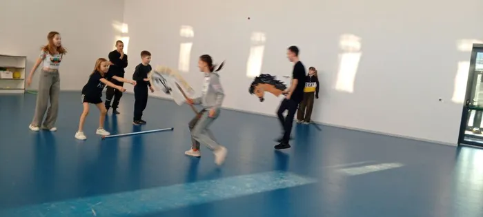 на фотографии участники игровой программы (3)