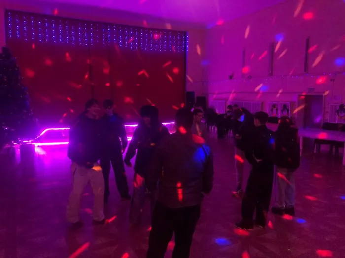 на фото посетители дискотеки (1)