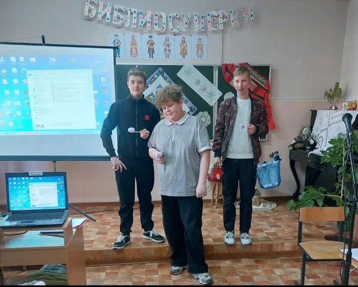 На фотографии башкирская игра с яйцами