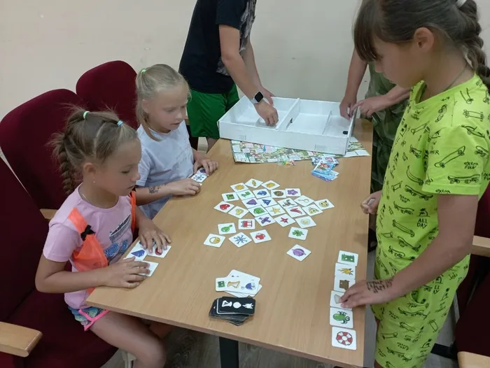 ребята играют в настольные игры