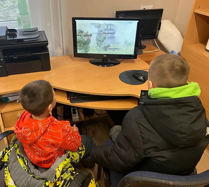 на фотографии дети смотрят видео