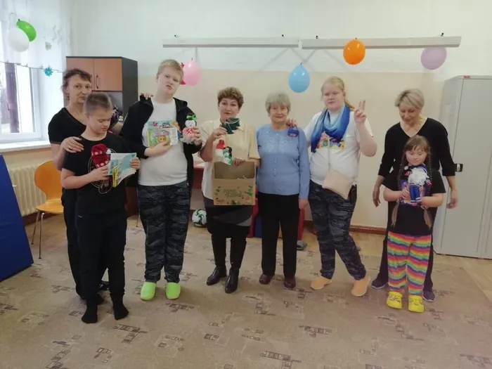 на фото серебряные волонтеры и ребята