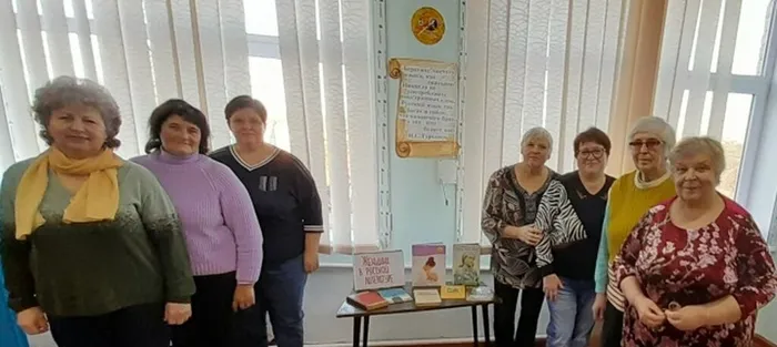 У праздничной  книжной выставки