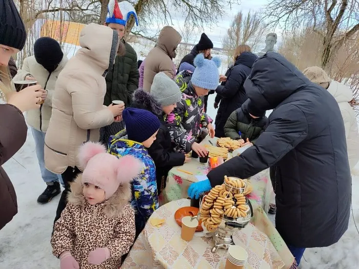 2.Угощение гостей блинами и чаем