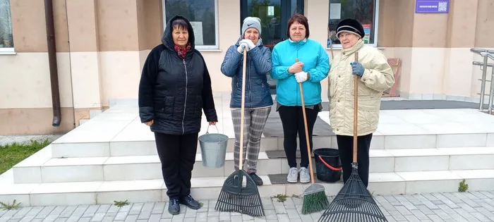 На фото сотрудники Центра Культуры убирают территорию учреждения (1)