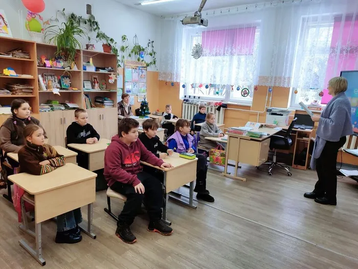 На фотографии пароцесс беседы с детьми