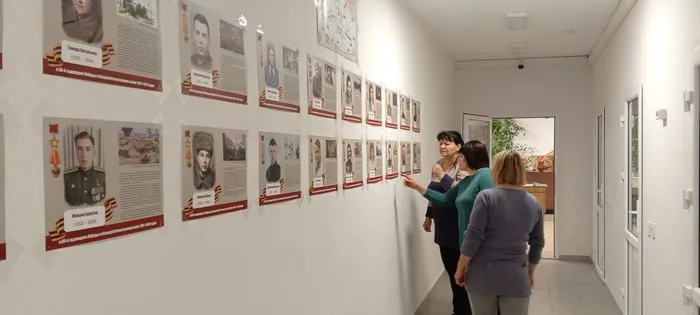 на фотографии первые посетители выставки (3)