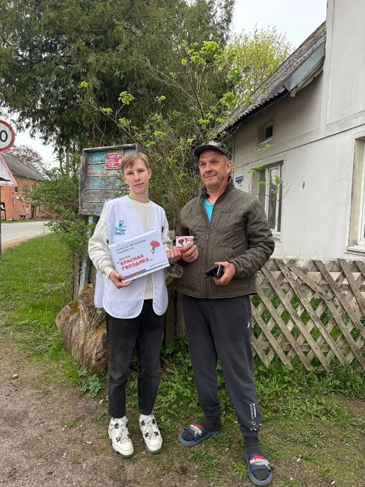 на фотографии участники акции (2)