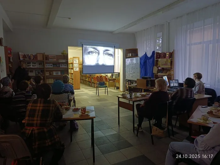 участники клуба за просмотром документального фильма о И.Бунина