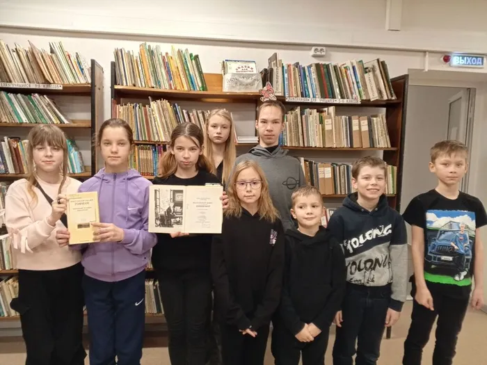 на фотографии участники литературного часа (1)