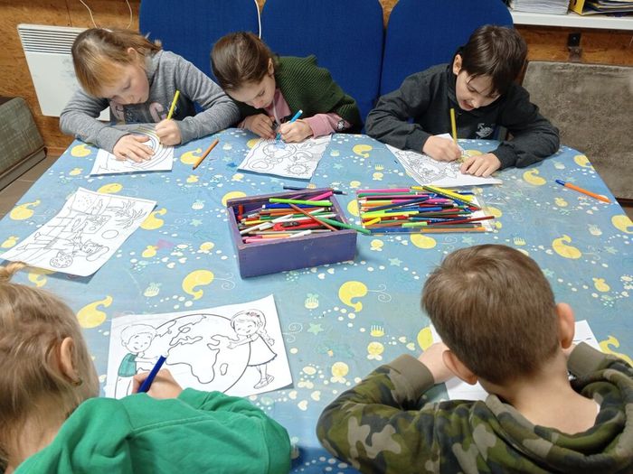 На фото дети рисуют на тему - Я рисую мир.